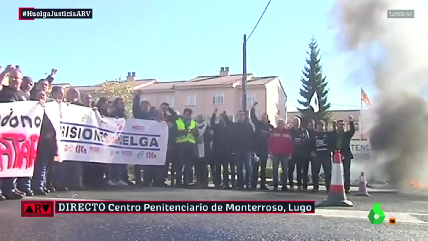 Funcionarios de prisiones cortan la carretera en Lugo para protestar por sus condiciones laborales. Funcionarios de prisiones cortan la carretera en Lugo para protestar por sus condiciones laborales.