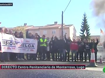 Funcionarios de prisiones cortan la carretera en Lugo para protestar por sus condiciones laborales. Funcionarios de prisiones cortan la carretera en Lugo para protestar por sus condiciones laborales.