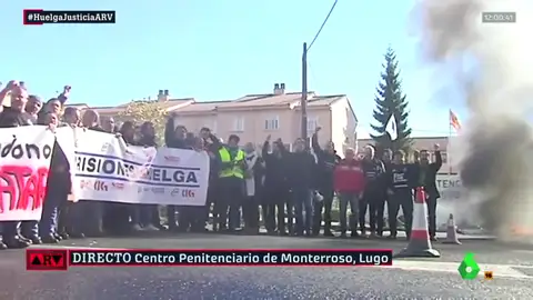 Funcionarios de prisiones cortan la carretera en Lugo para protestar por sus condiciones laborales.  Funcionarios de prisiones cortan la carretera en Lugo para protestar por sus condiciones laborales.