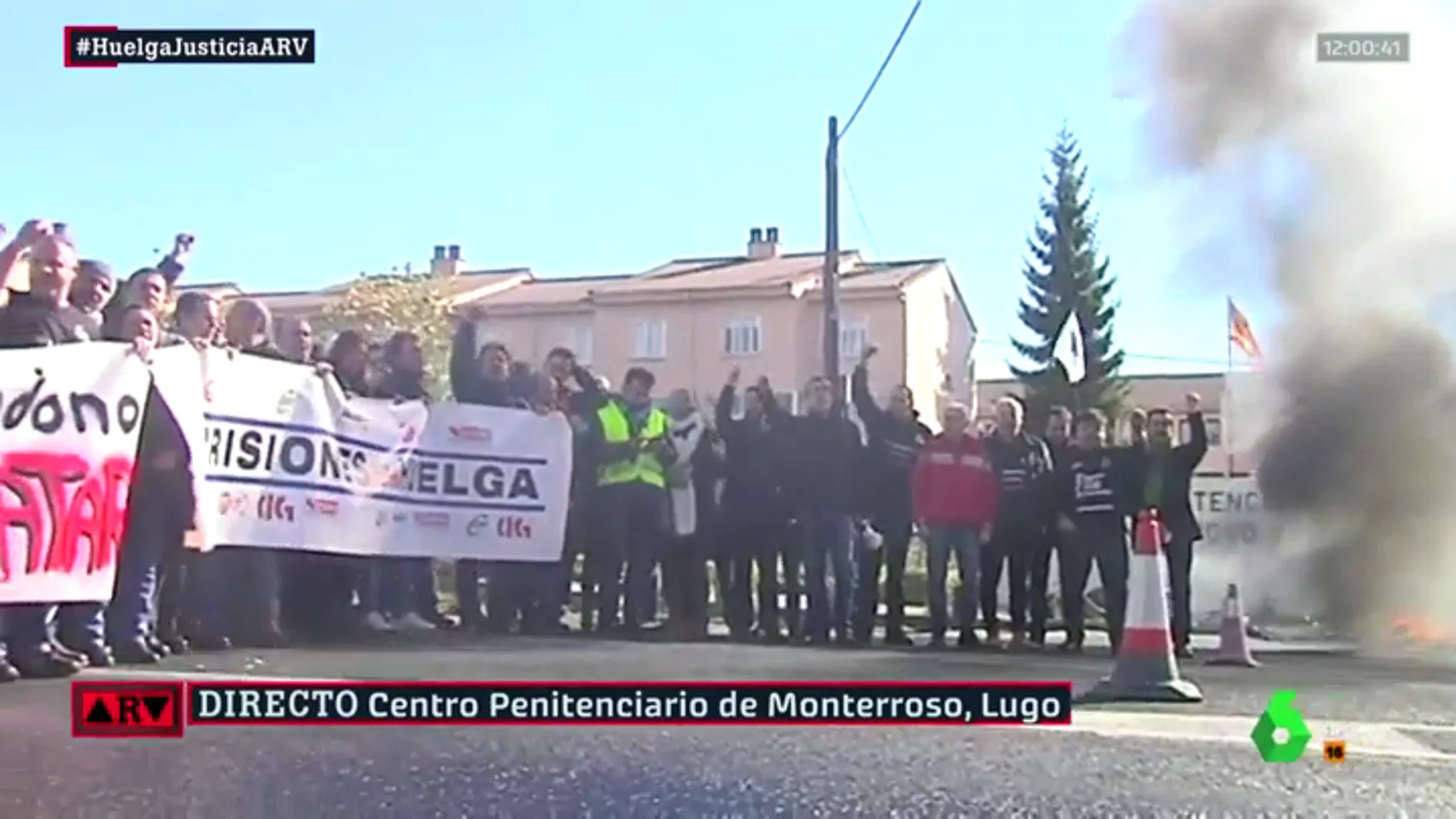 Funcionarios de prisiones cortan la carretera en Lugo para protestar por sus condiciones laborales. 