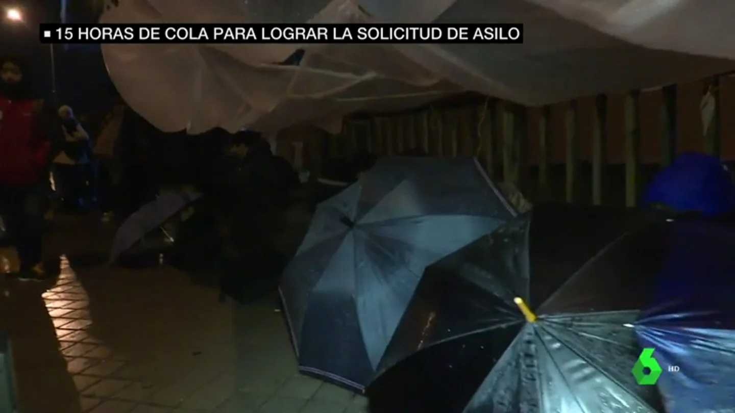 Horas de espera, bajo la lluvia y con riesgo de hipotermia: cuando España no tiene sitio para otros Horas de espera, bajo la lluvia y con riesgo de hipotermia: cuando España no tiene sitio para otros