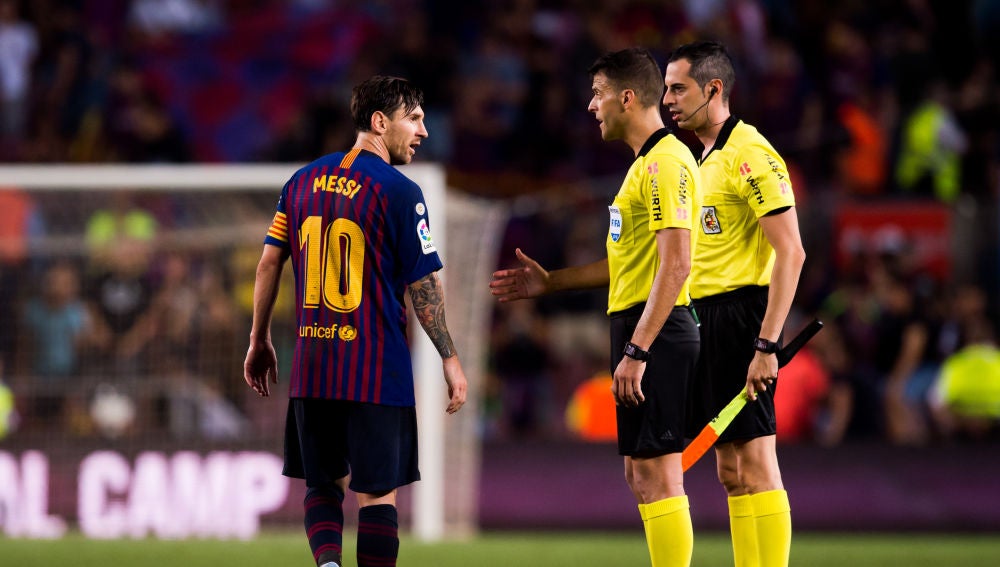Messi habla con Gil Manzano durante un partido