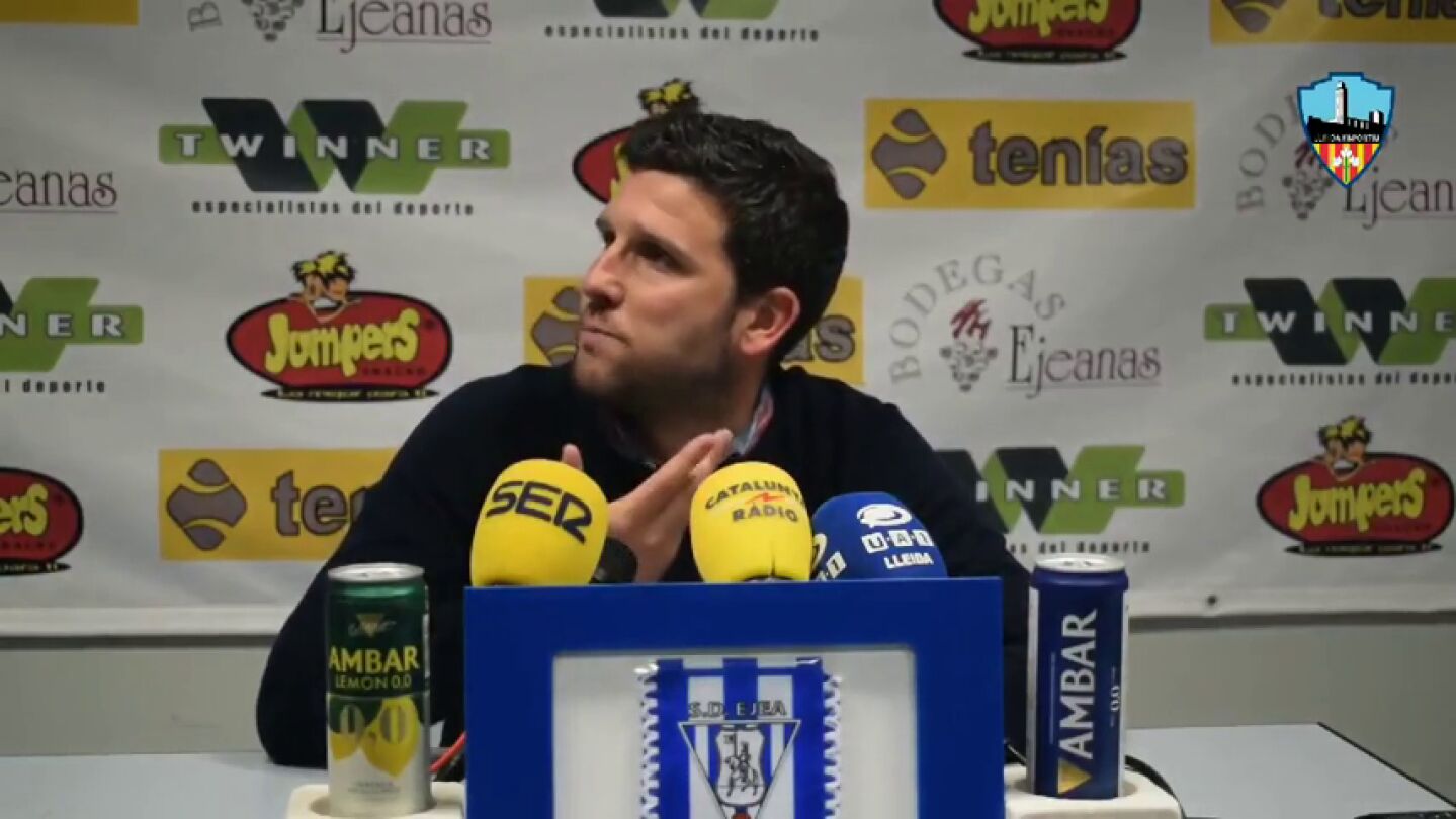 Tensi&oacute;n entre el entrenador del Lleida y un periodista que se queja de que responda en catal&aacute;n