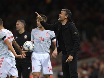 Luis Enrique, dando indicaciones Luis Enrique, dando indicaciones