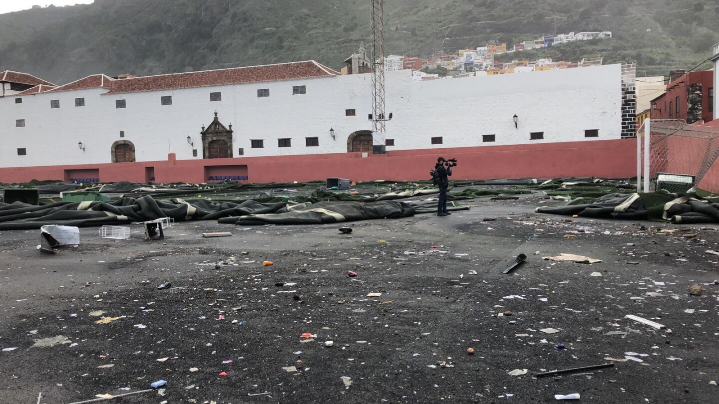 Imagen del campo de f&uacute;tbol de Garachico, Tenerife, tras el paso del temporal
