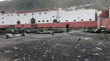 Imagen del campo de fútbol de Garachico, Tenerife, tras el paso del temporal
