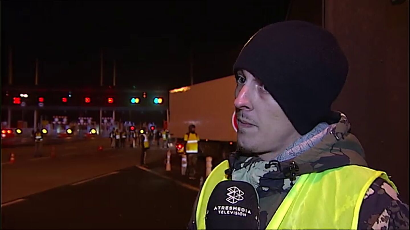 Uno de los manifestantes en la frontera de Ir&uacute;n