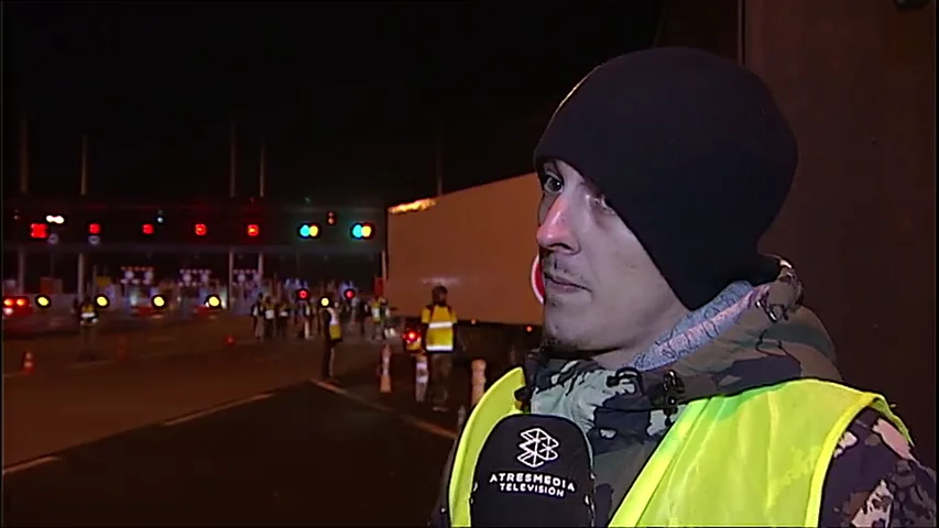 Uno de los manifestantes en la frontera de Irún