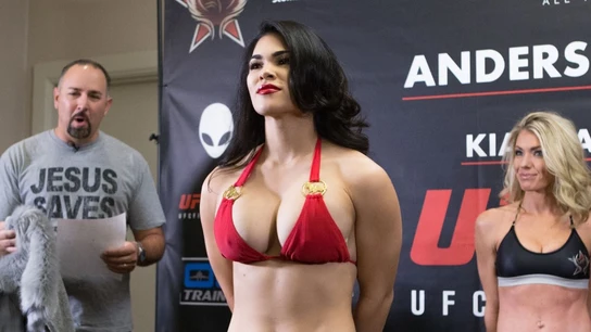 Rachael Ostovich, en un pesaje previo a una pelea Rachael Ostovich, en un pesaje previo a una pelea