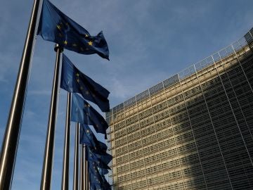 Banderas europeas ondean frente a la sede de la Comisión Europea en Bruselas (Bélgica) Banderas europeas ondean frente a la sede de la Comisión Europea en Bruselas (Bélgica)