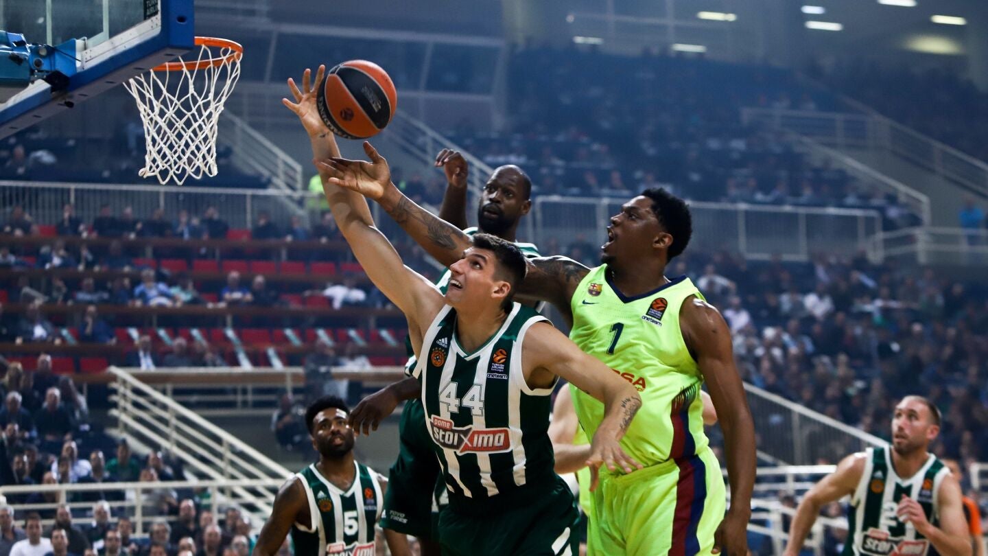 Mitoglou entra a canasta ante la defensa de Seraphin