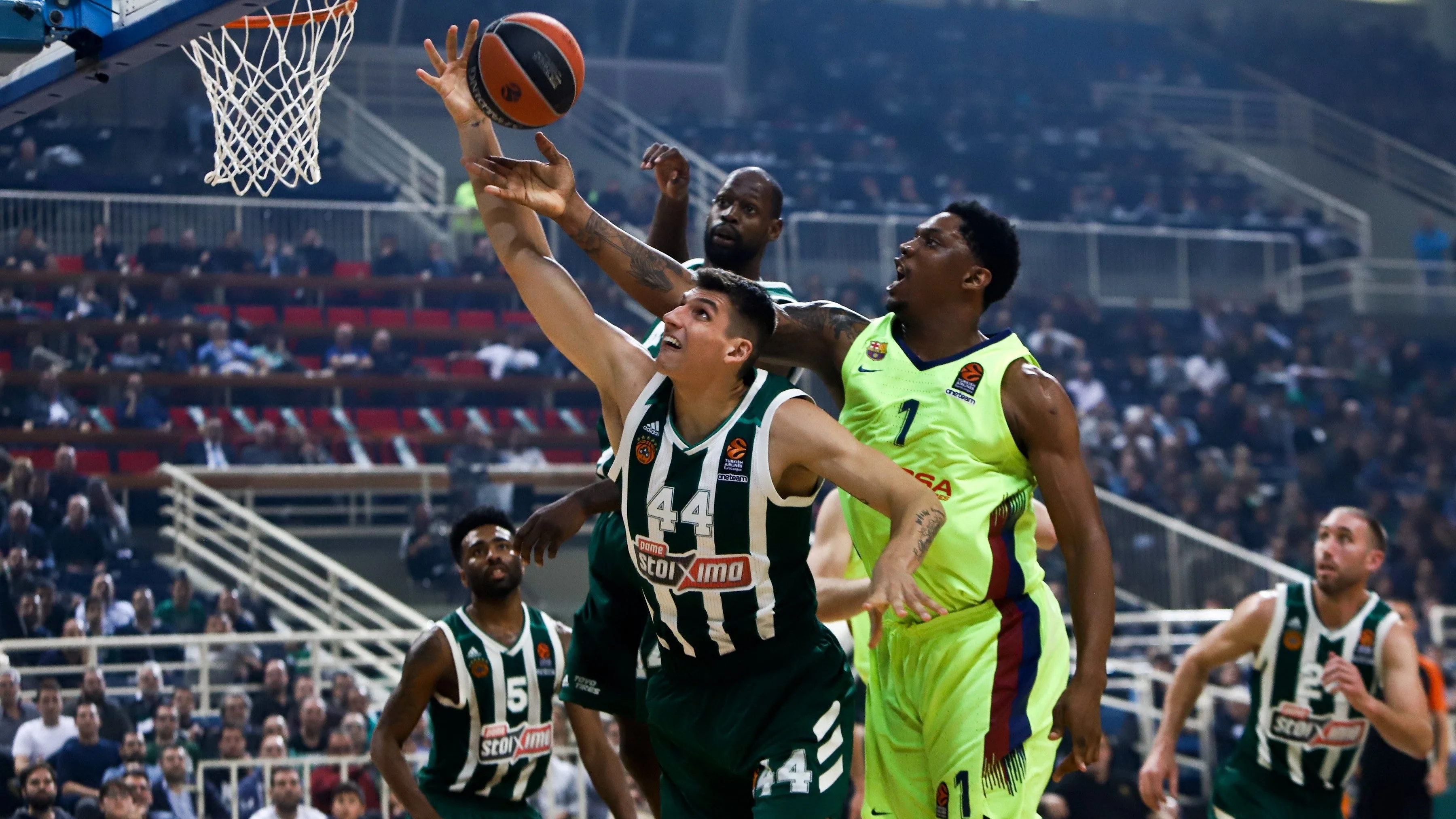 Mitoglou entra a canasta ante la defensa de Seraphin