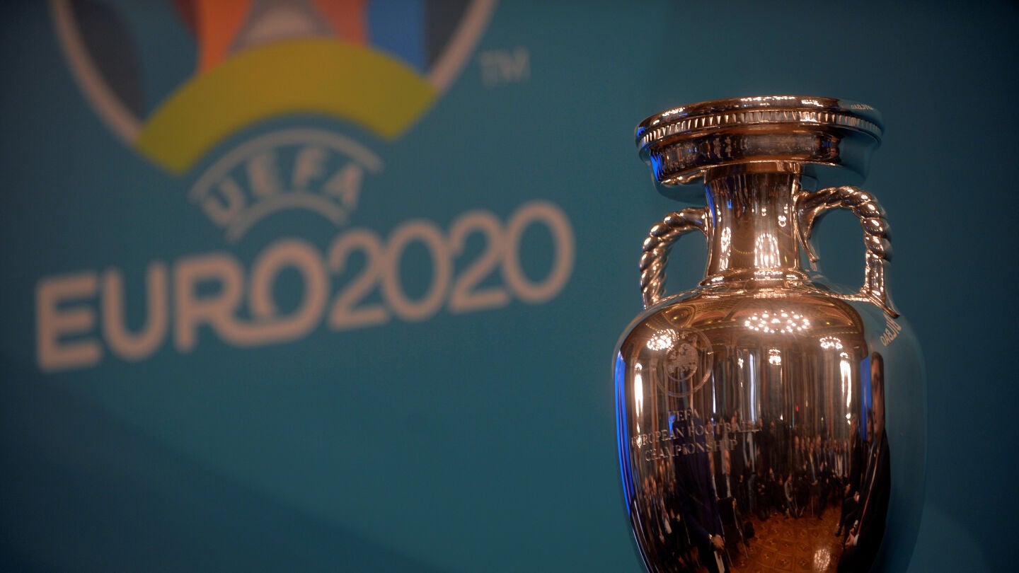 El trofeo de la Eurocopa, en una presentaci&oacute;n en Bilbao
