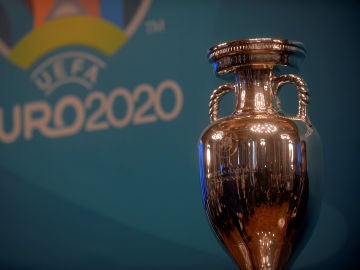 El trofeo de la Eurocopa, en una presentación en Bilbao