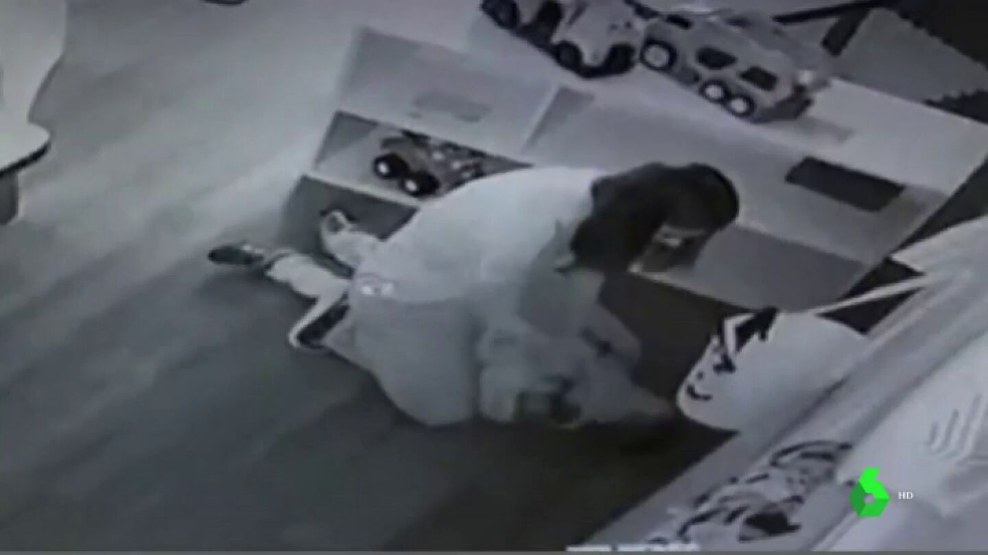 Graban a una profesora abofeteando sin parar a un ni&ntilde;o de cuatro a&ntilde;os totalmente sometido