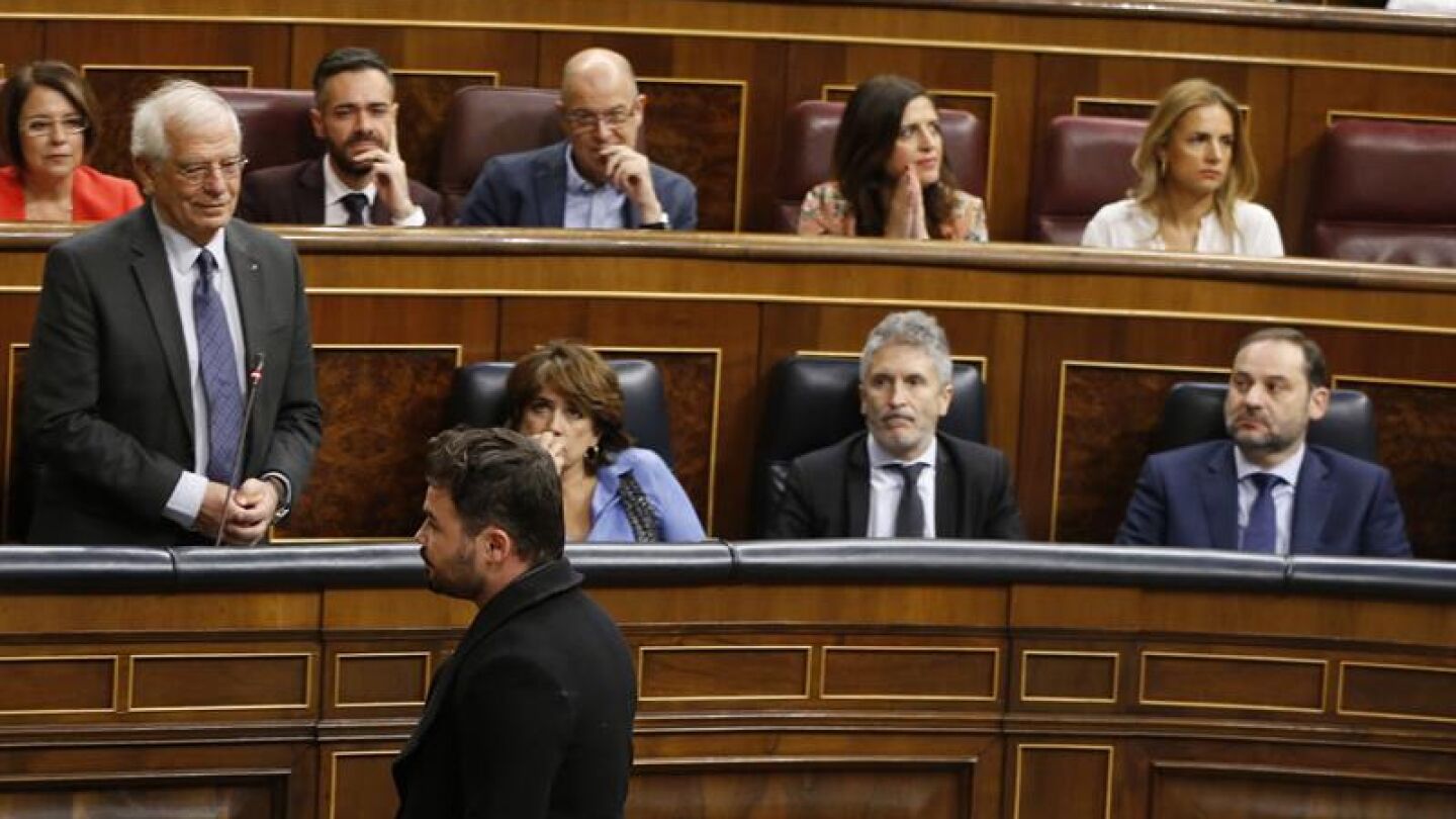 El ministro de Asuntos Exteriores Josep Borrell y el diputado de ERC Gabriel Rufi&aacute;n, durante la sesi&oacute;n de control