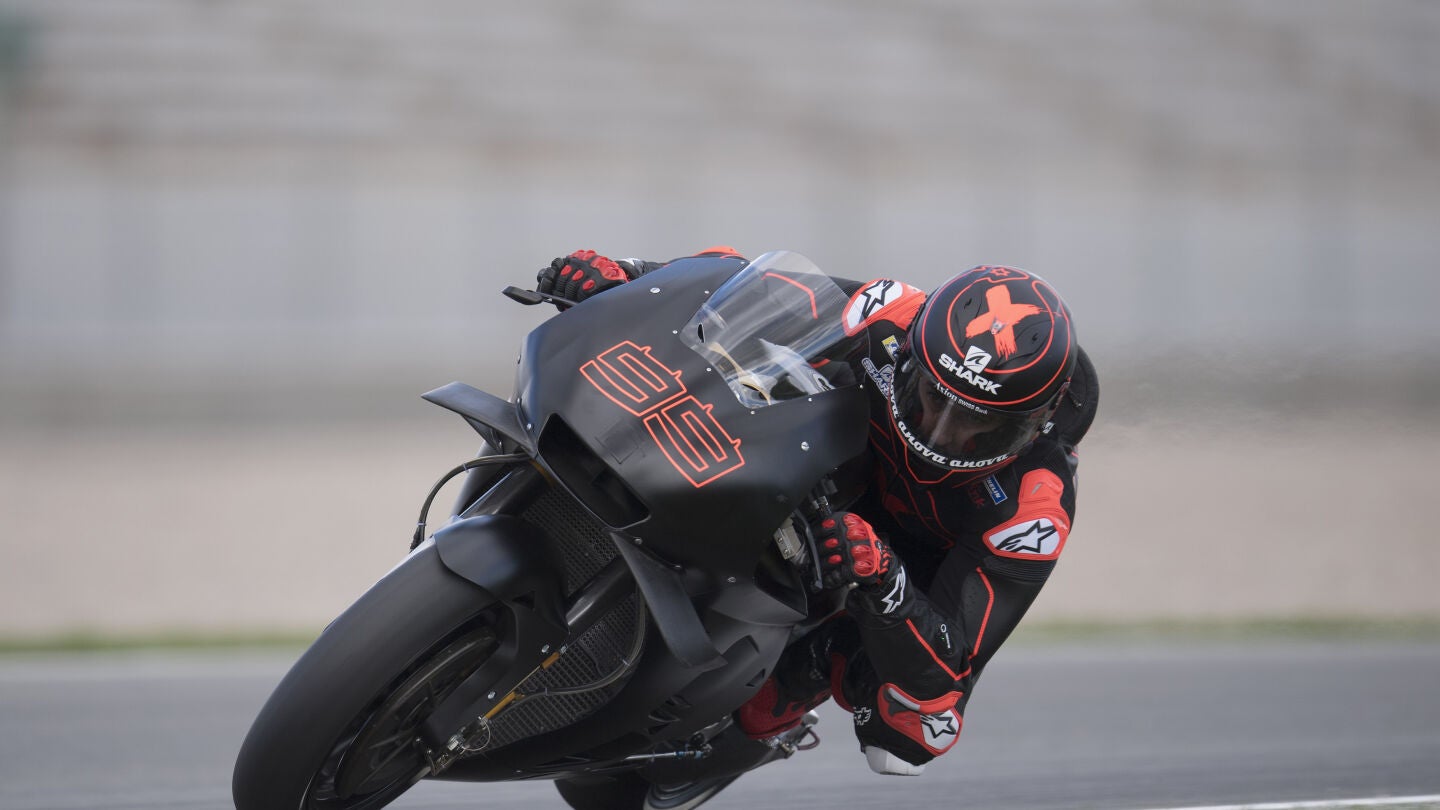Jorge Lorenzo, subido en su Honda
