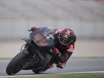 Jorge Lorenzo, subido en su Honda Jorge Lorenzo, subido en su Honda