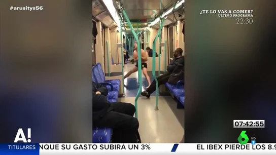 Las surrealistas imágenes de un hombre bailando en las barras del metro Las surrealistas imágenes de un hombre bailando en las barras del metro