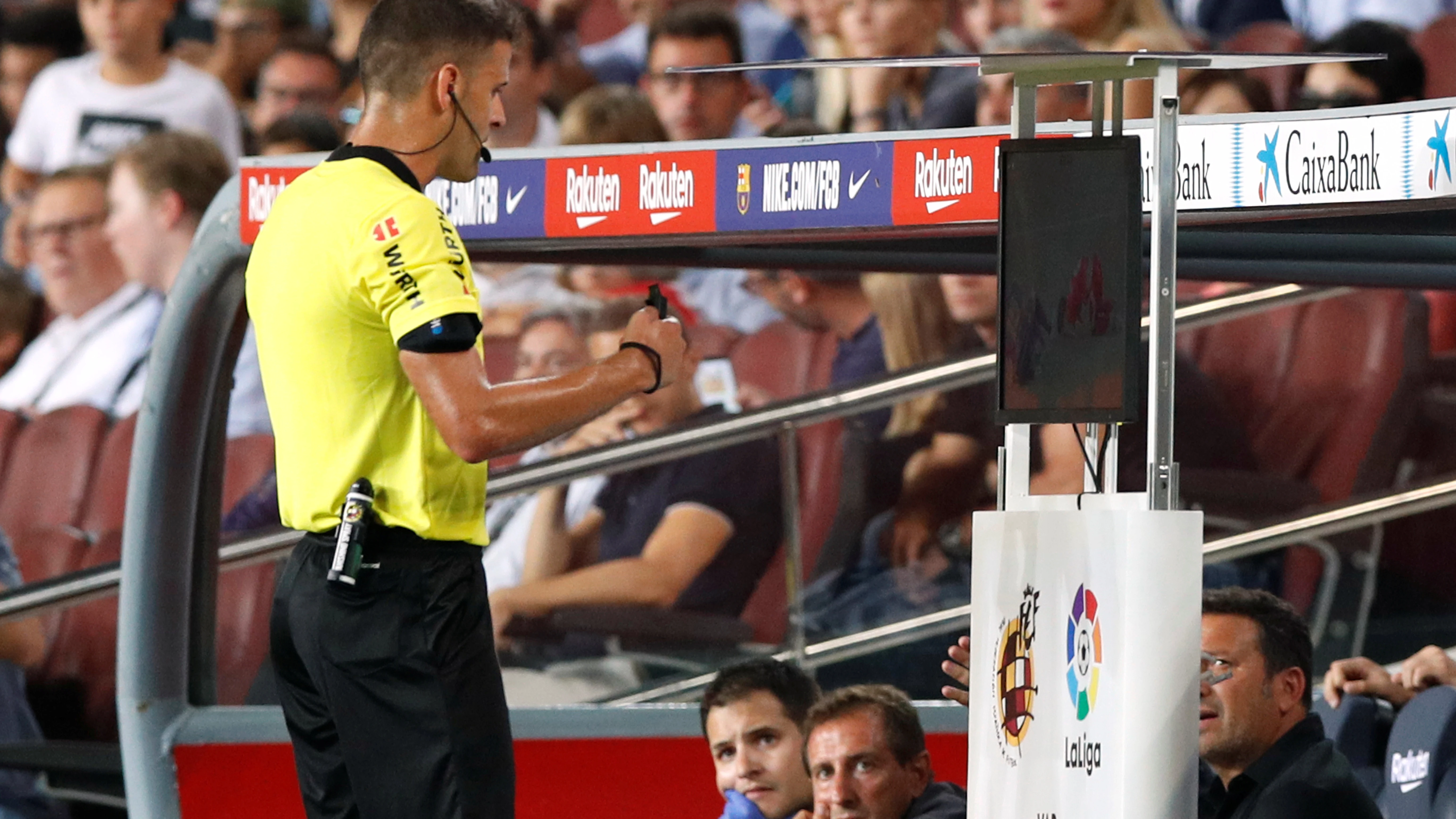 El árbitro Gil Manzano consulta el VAR durante el Clásico