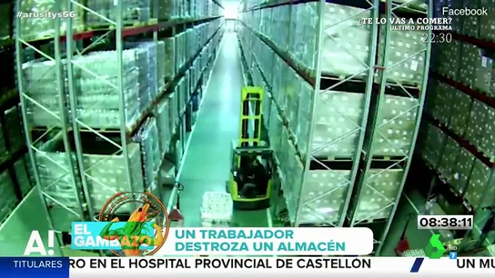 El impresionante accidente por el que un trabajador queda sepultado entre cajas El impresionante accidente por el que un trabajador queda sepultado entre cajas