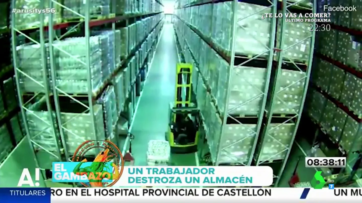 El impresionante accidente por el que un trabajador queda sepultado entre cajas El impresionante accidente por el que un trabajador queda sepultado entre cajas