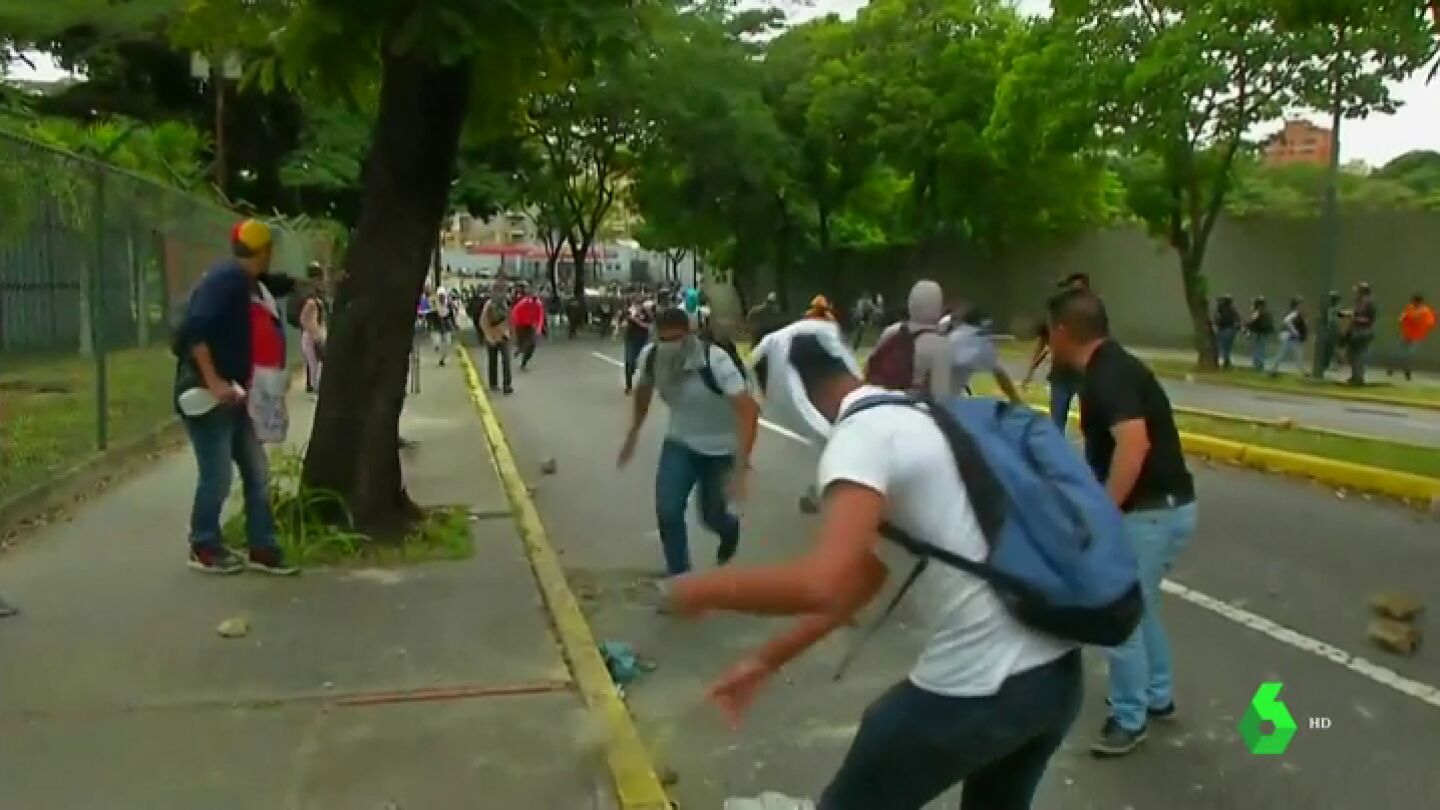 Enfrentamientos entre la polic&iacute;a venezolana y manifestantes durante una protesta estudiantil en Caracas