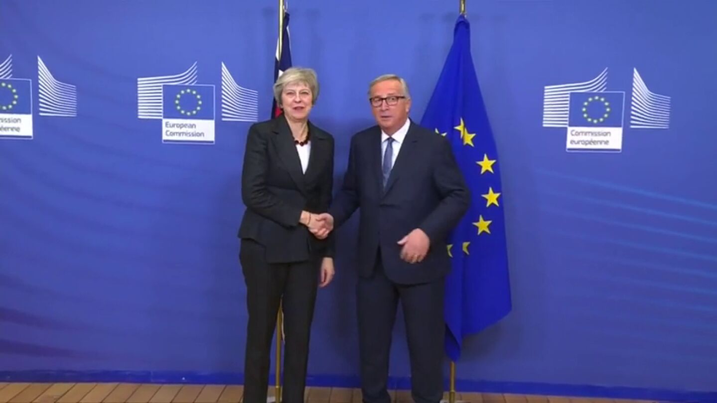 Theresa May se re&uacute;ne con Jean-Claude Juncker en la Comisi&oacute;n Europea