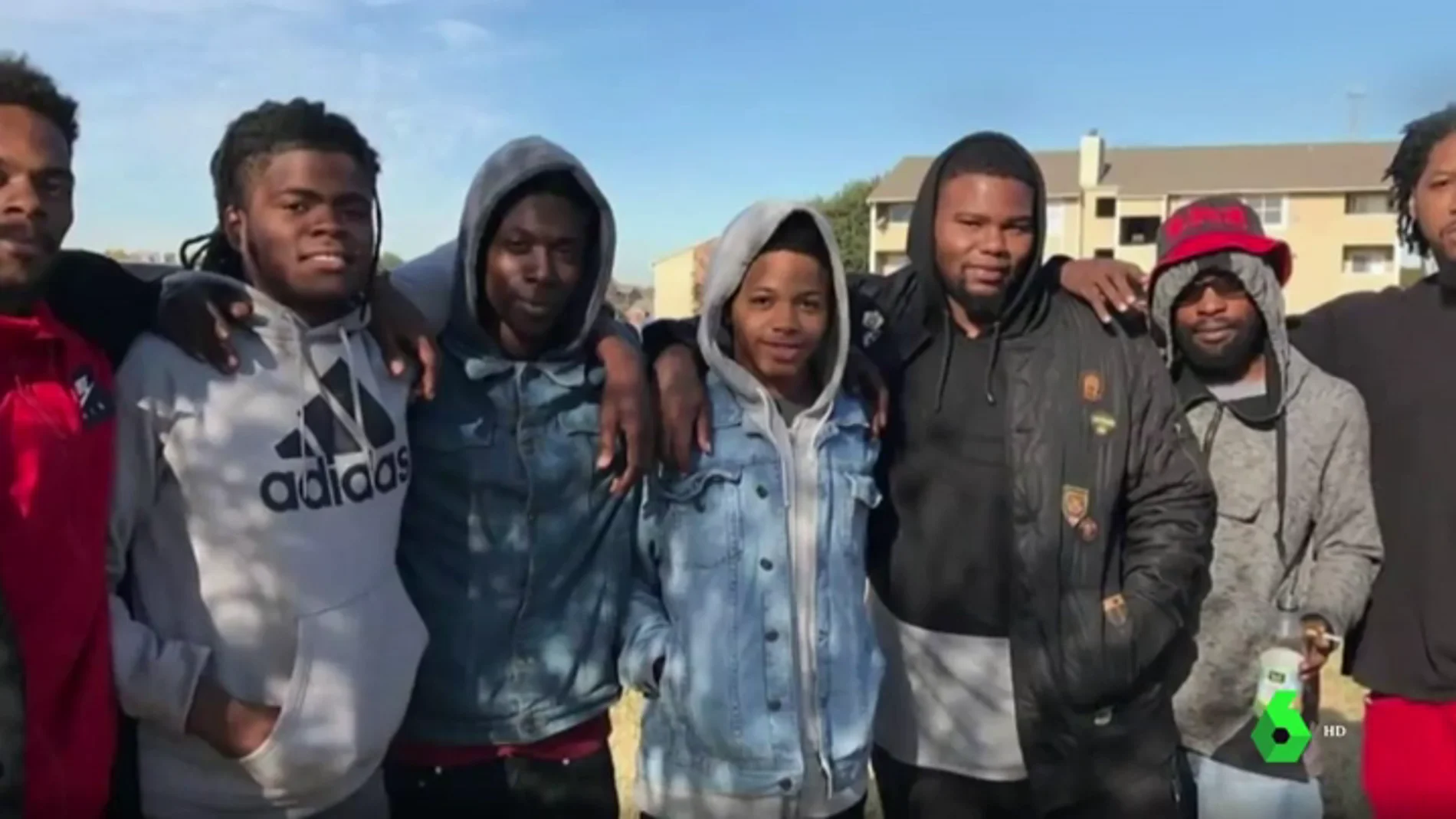 Siete jóvenes salvan a una familia de una muerte segura: los agarraron cuando se tiraron por la ventana para huir de un incendio