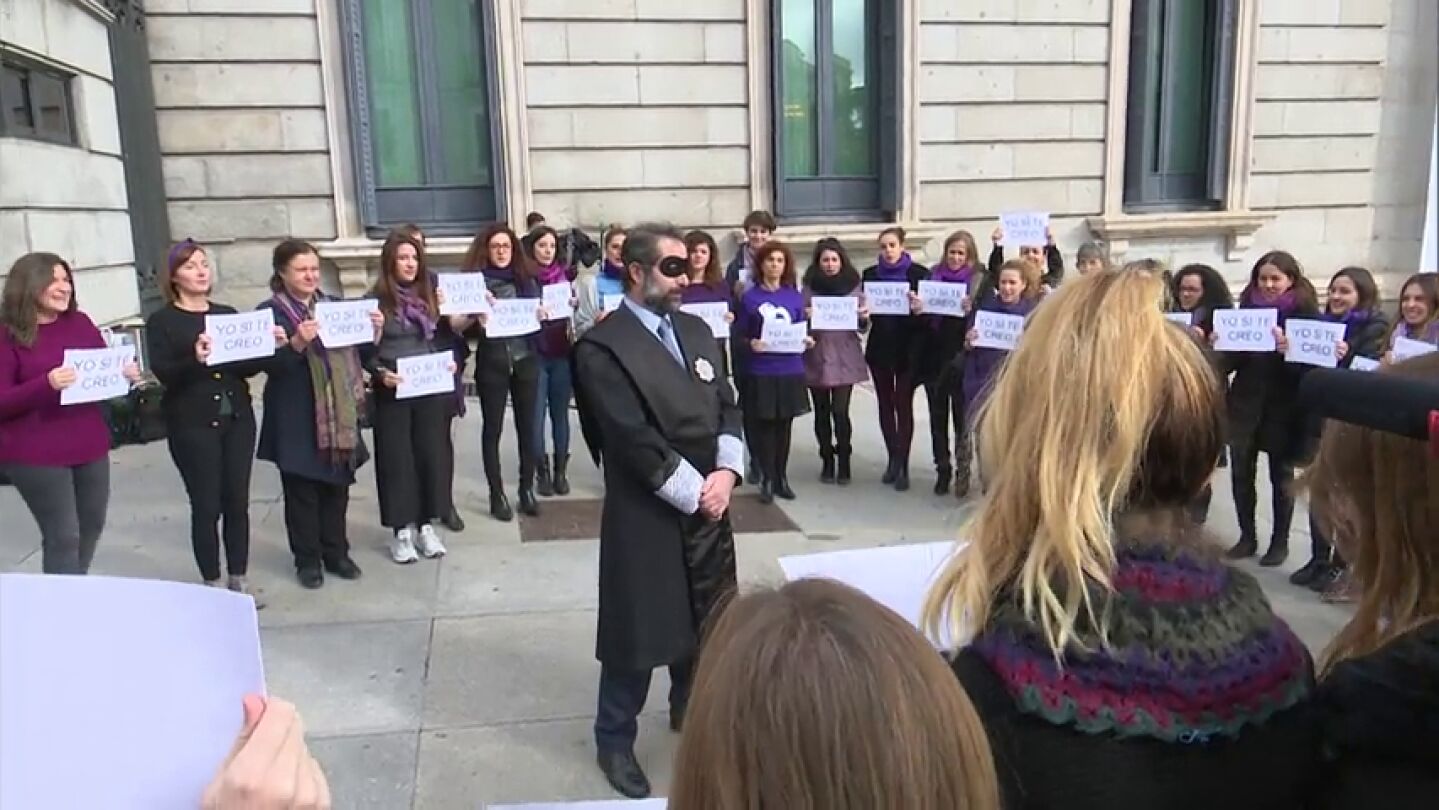Protesta de mujeres de Podemos contra el machismo en la Justicia