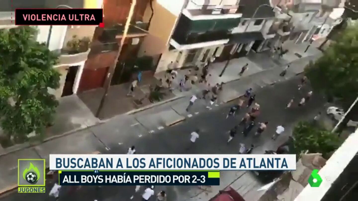 Brutal batalla campal entra barras bravas y polic&iacute;a en Argentina