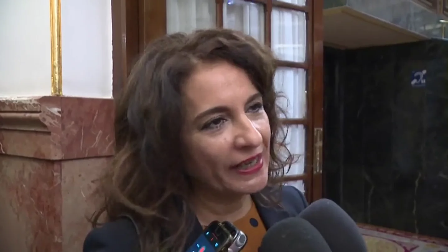 La ministra de Hacienda asegura que el Gobierno no está preocupado por el varapalo de Europa a los presupuestos La ministra de Hacienda asegura que el Gobierno no está preocupado por el varapalo de Europa a los presupuestos