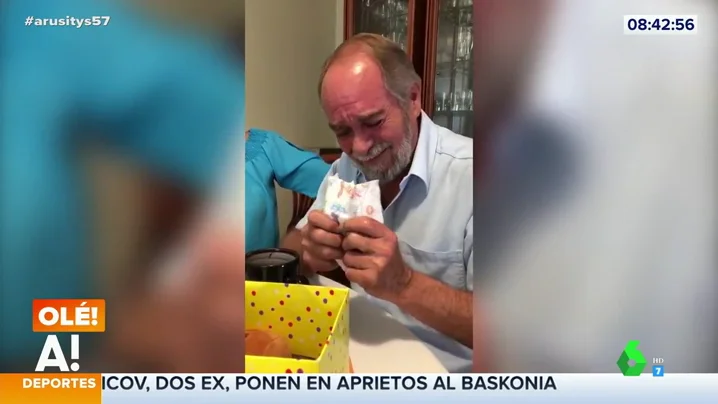 La entrañable reacción de un hombre al enterarse por un regalo de que va a ser abuelo 