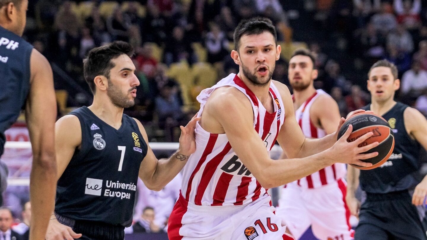 Papanikolaou entra a canasta ante la defensa de Campazzo