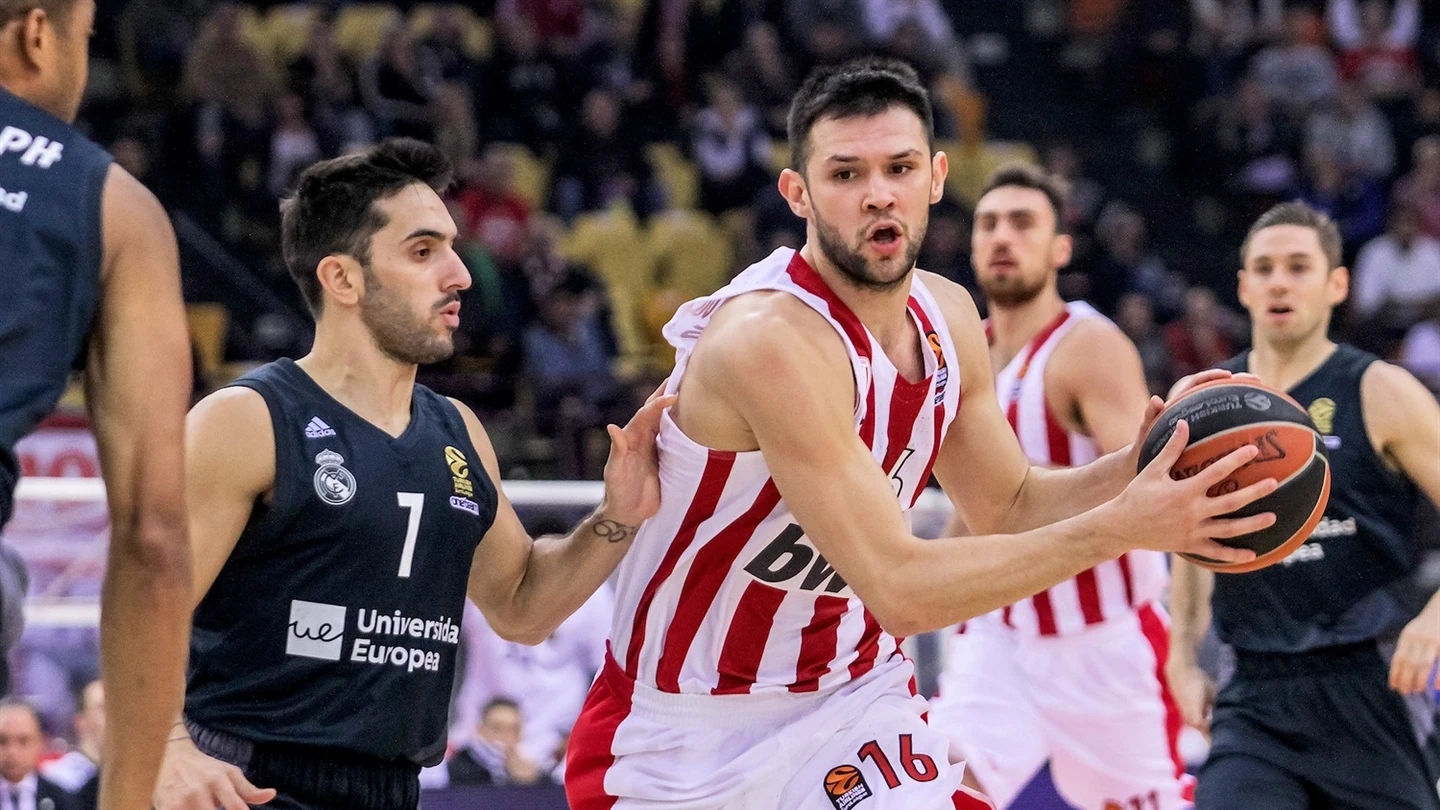 Papanikolaou entra a canasta ante la defensa de Campazzo Papanikolaou entra a canasta ante la defensa de Campazzo