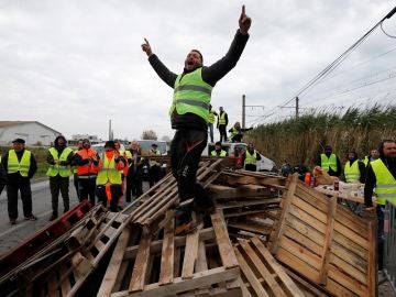 Manifestantes vestidos con chalecos amarillos bloquean el acceso a la refinería de Frontignan Manifestantes vestidos con chalecos amarillos bloquean el acceso a la refinería de Frontignan