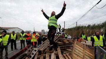 Manifestantes vestidos con chalecos amarillos bloquean el acceso a la refinería de Frontignan