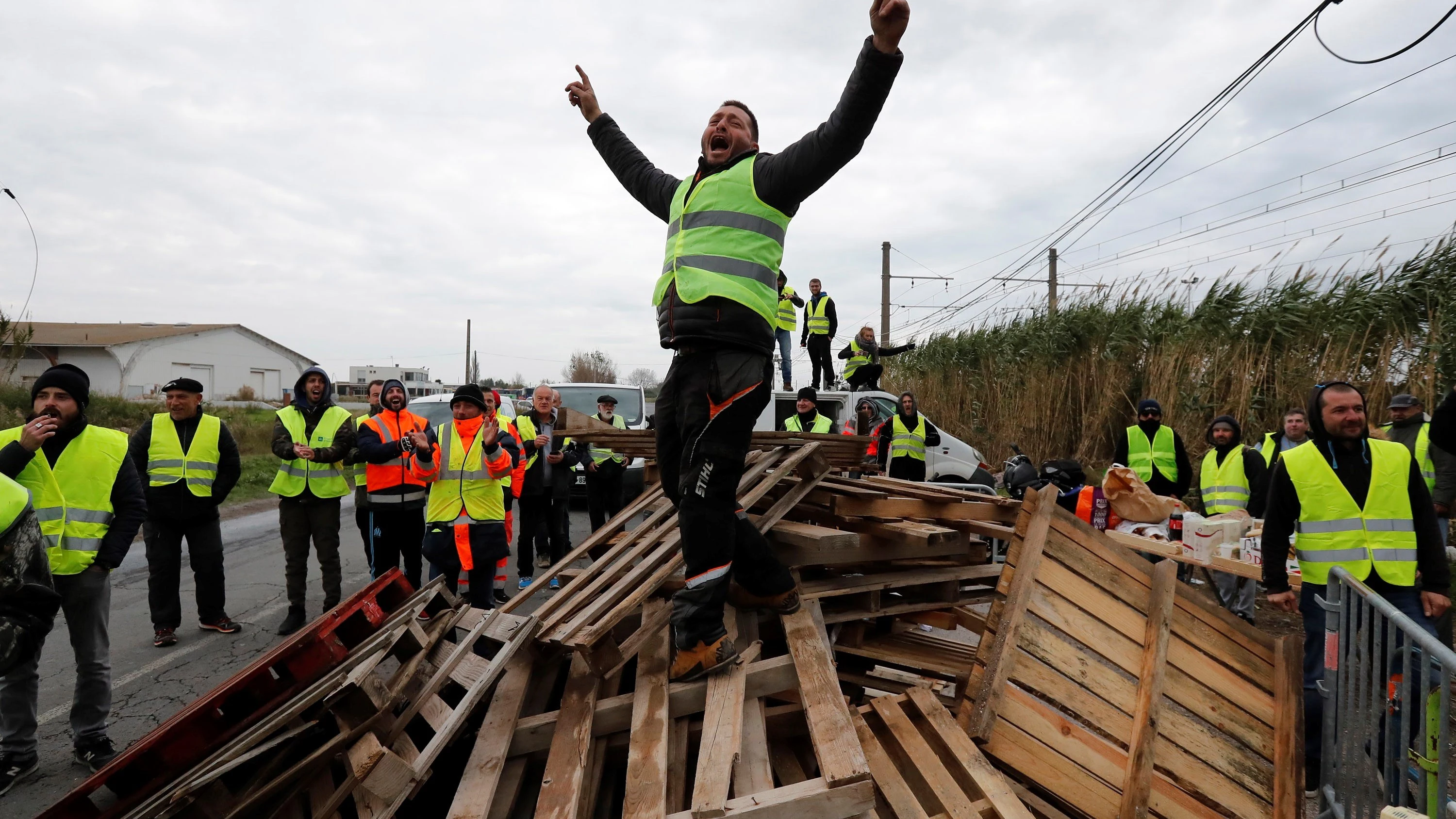 Manifestantes vestidos con chalecos amarillos bloquean el acceso a la refinería de Frontignan