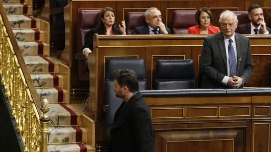 El portavoz de ERC, Gabriel Rufián., abandona el hemiciclo por delante de Borrell El portavoz de ERC, Gabriel Rufián., abandona el hemiciclo por delante de Borrell