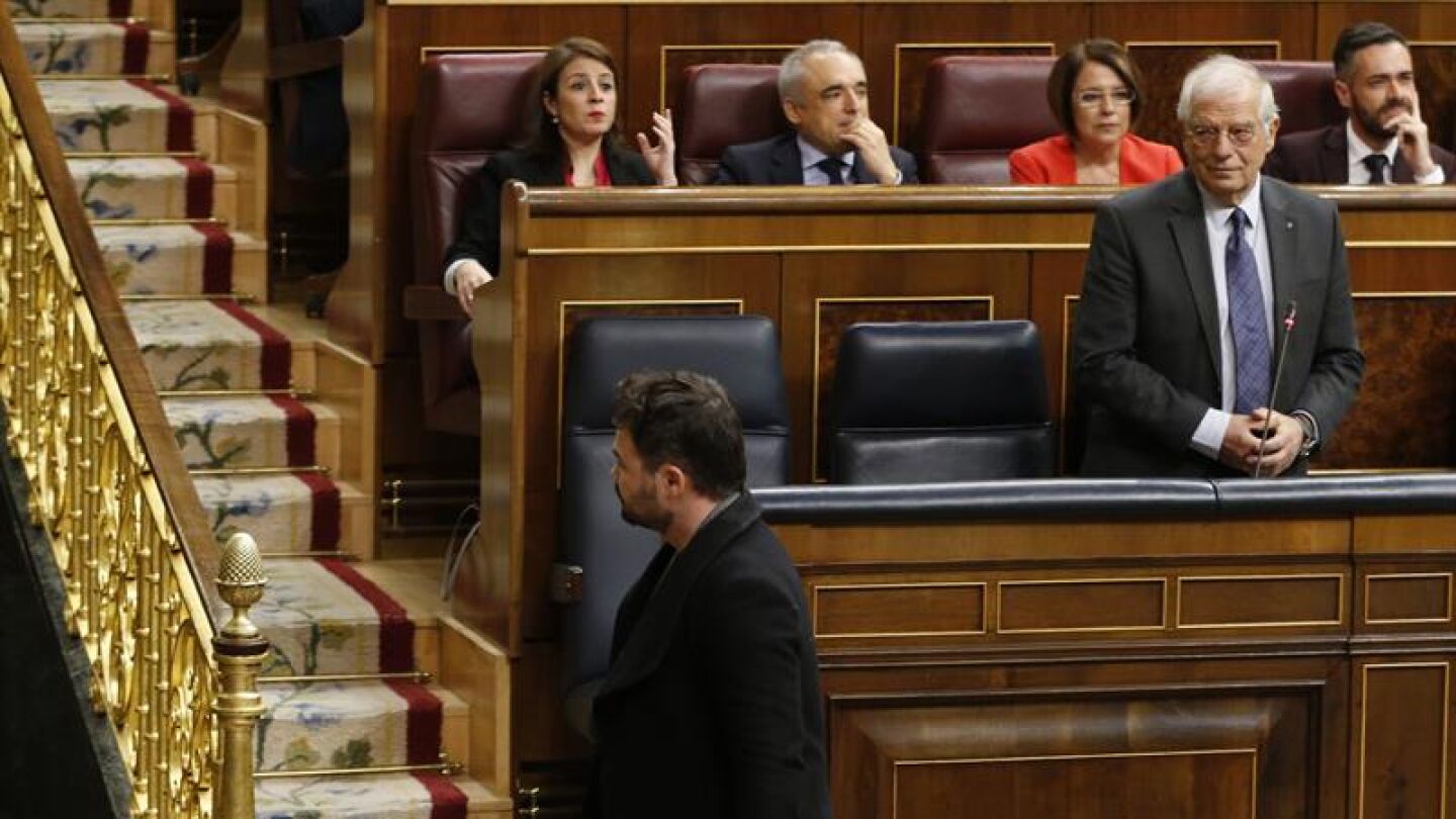 El portavoz de ERC, Gabriel Rufi&aacute;n., abandona el hemiciclo por delante de Borrell