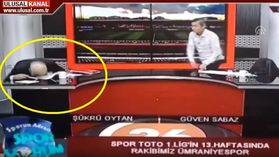 Un periodista turco sufre un infarto en pleno directo Un periodista turco sufre un infarto en pleno directo
