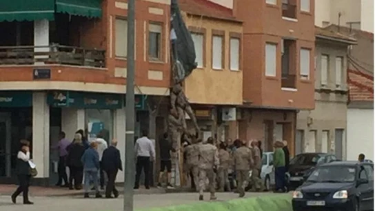 Un paracaidista se estrella contra la fachada de un edificio en Murcia Un paracaidista se estrella contra la fachada de un edificio en Murcia
