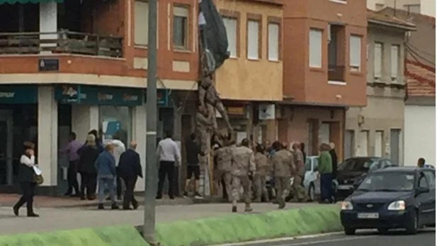 Un paracaidista se estrella contra la fachada de un edificio en Murcia 