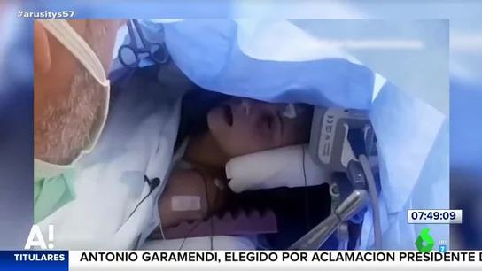 Las impactantes imágenes de la operación de una cantante a la que extirpan un tumor mientras canta Las impactantes imágenes de la operación de una cantante a la que extirpan un tumor mientras canta