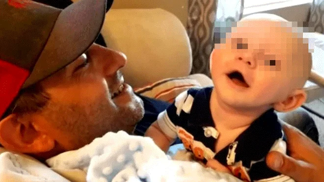Nate Leidl junto a su bebé