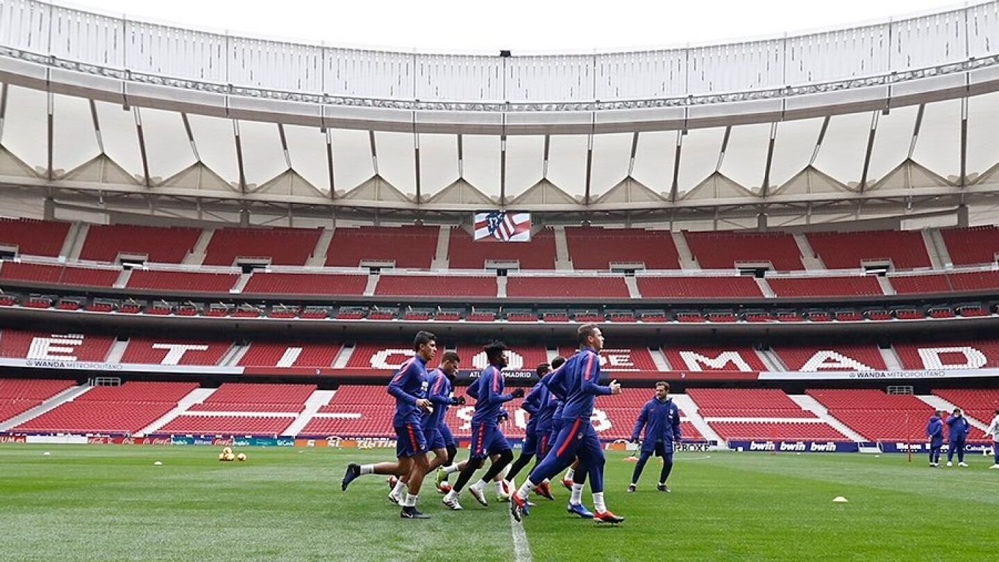 Los jugadores del Atl&eacute;tico se ejercitan sobre el c&eacute;sped del Wanda Metropolitano