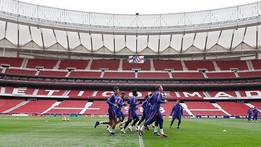 Los jugadores del Atlético se ejercitan sobre el césped del Wanda Metropolitano