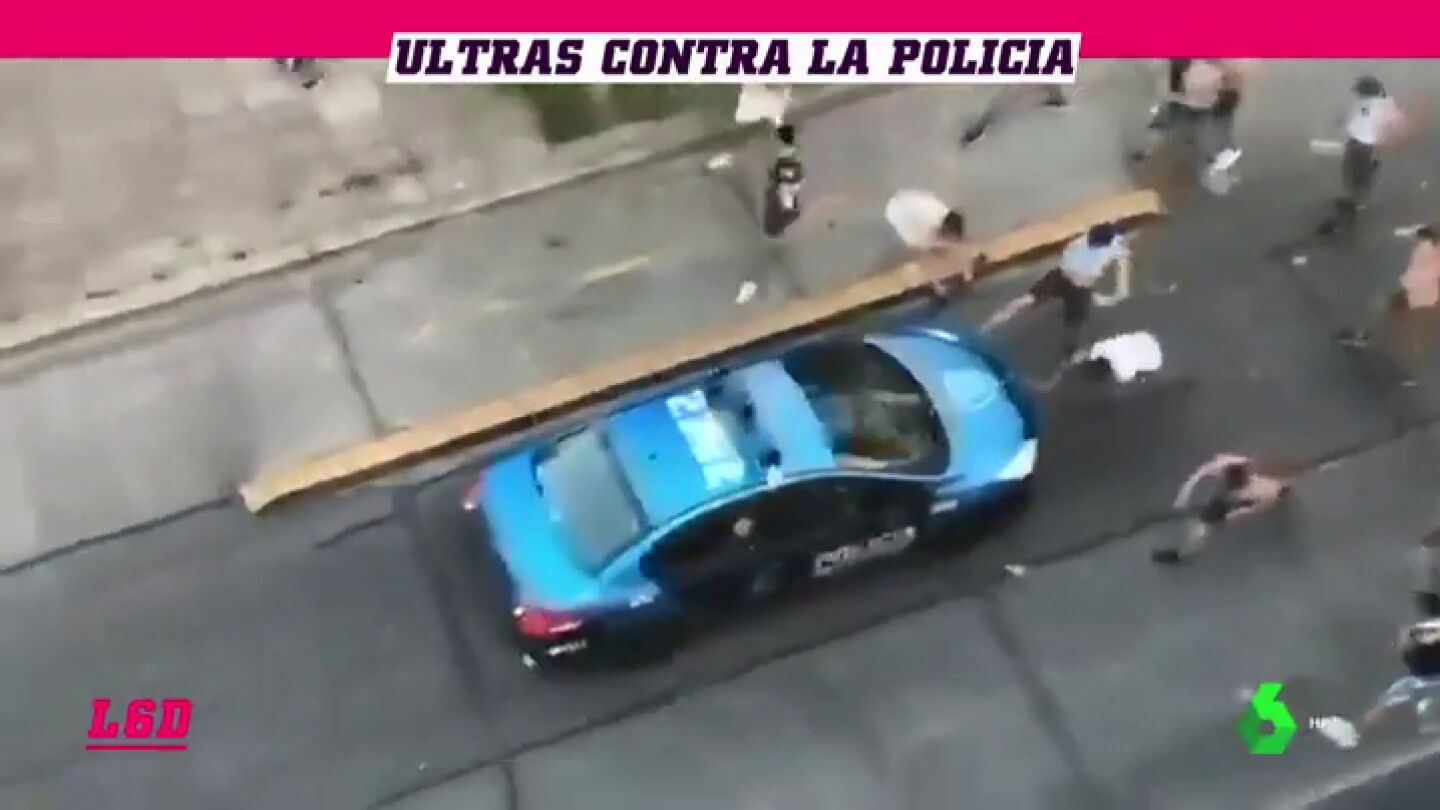 Los 'barras bravas' vuelven a la carga y se enfrentan a la Polic&iacute;a