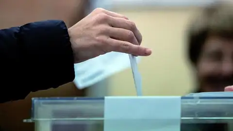 Un ciudadano deposita su voto en una urna Un ciudadano deposita su voto en una urna