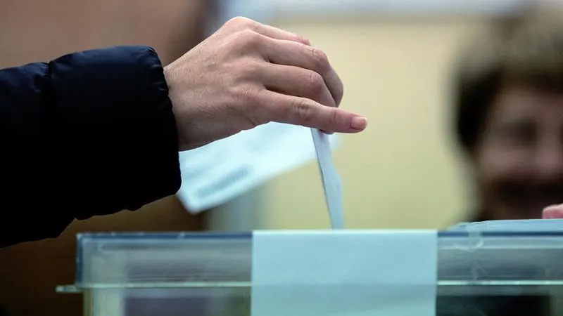 Un ciudadano deposita su voto en una urna